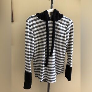 7th Ray NWT Top Hoodie Black White Fleece Size Small